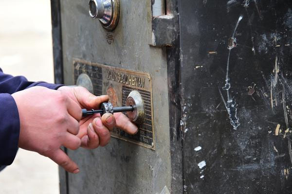 機(jī)械鎖保險(xiǎn)柜開(kāi)鎖